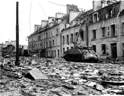 Les chars américains terminent les opérations de "nettoyage" à Cherbourg.
(27 juin 1944)