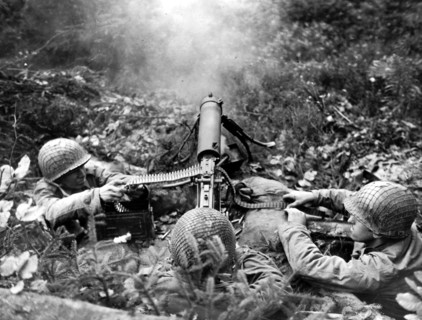 Mitrailleuse américaine ouvrant le feu en Allemagne.
(Automne 1944)