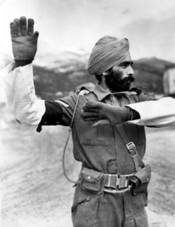 Un Sikh faisant la circulation en Italie.
(27 mars 1944)
