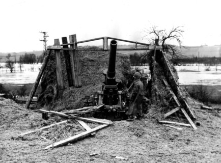Pièce d'artillerie allemande abandonnée près de Sarrebourg.
(21 novembre 1944)