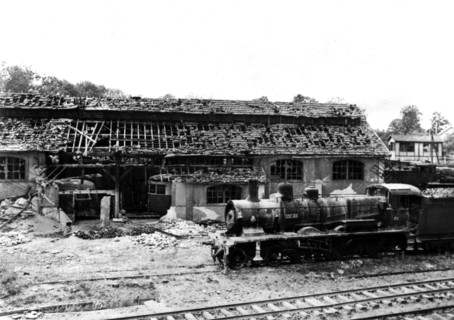 Dépôt ferroviaire d'Alençon bombardé par les Américains.
(14 août 1944)