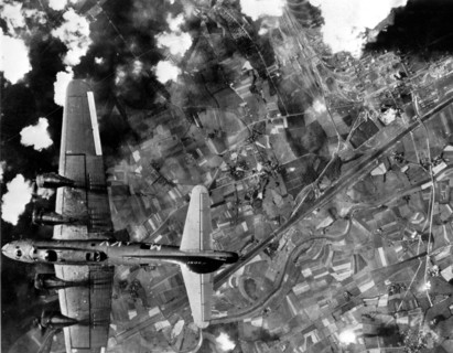 B-17 américain effectuant un raid aérien sur Naples.
(15 juillet 1943)