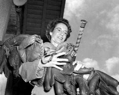 Lieutenant du corps d'armée féminin U.S. transportant un équipement sportif. 
(25 mai 1945)