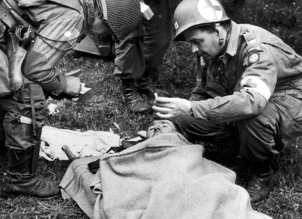 Bon traitement pour l'ennemi en Normandie.
(Quelques jours après le 6 juin 1944)