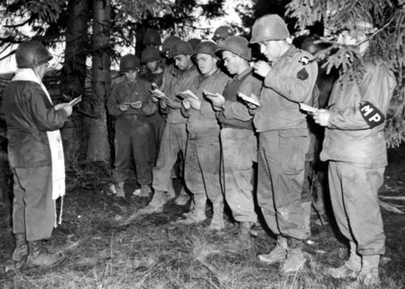 Fête religieuse juive célébrée sur le sol allemand.
(Octobre 1944)