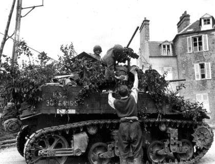 A boire pour les soldats américains à Coutances.
(29 juillet 1944)