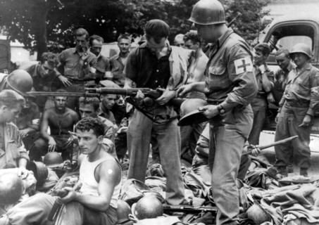 Armes pour les F.F.I. dans le sud de la France.
(Fin août 1944)