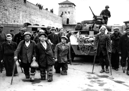 Prisonniers libérés, au camp de concentration de Mauthausen, en Allemagne.
(1945)
