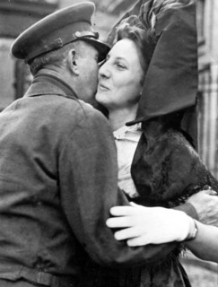 Général américain embrassant une alsacienne à Belfort.
(Novembre 1944)