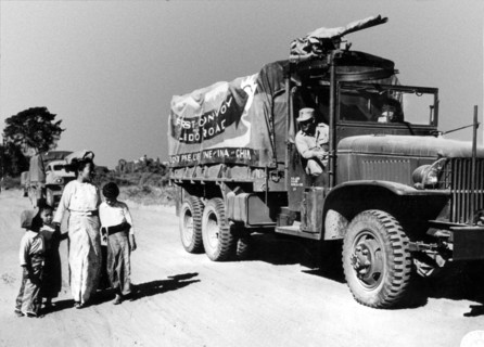 Premier convois chinois sur "Stillwell Road".
(Janvier 1945)