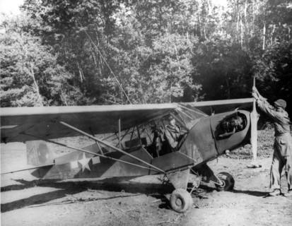 Avion américain prêt à décoller pour effectuer un raid aérien, en Italie.
(29 novembre 1943)