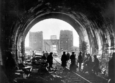 La 1re armée U.S. traversant le Rhin à Remagen.
(7 mars 1945)