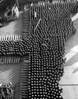 Obus de 155 mm à bord d'un navire, à Marseille.
(1er janvier 1945)