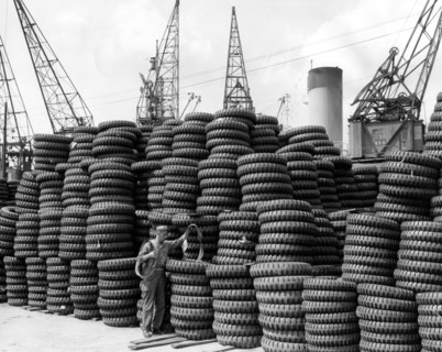 Pneus de camions américains à destination du Pacifique.
(Anvers, (27 juin 1945)