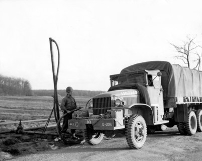 Ravitaillement de camion américain en France.
(21 mars 1945)