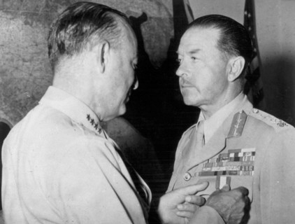 Le feld-maréchal britannique Sir Harold R.L.G. Alexander, décoré par le général américain Mc Narmey, à Rome.
(19 juin 1945)