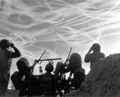 Soldats américains d'un groupe d'artillerie antiaérien, près de Puffendorf, en Allemagne.
(25 décembre 1944)