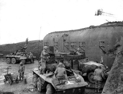 Troupes américaines devant un blockhaus de la ligne Maginot.
(13 décembre 1944)