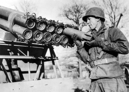 Soldat américain de la 7e armée U.S.,  chargeant  un obus dans un lanceur monté sur une jeep, en France.
(27 décembre 1944)