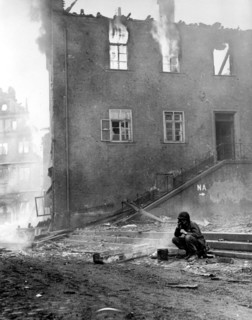 Soldat américain vérifiant les lignes téléphoniques dans Gemunden en feu, en Allemagne.
(6 avril 1945)