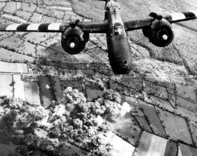A-20 "Havoc" de la 9e U.S Air Force bombardant  les lignes de ravitaillement allemandes, en France.
(Juin 1944)