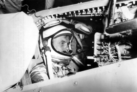 Au centre de contrôle Mercury de la NASA, l'astronaute américain John H. Glenn Jr. effectue une simulation de vol.
(Février 1962)