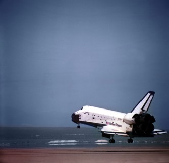 La navette spatiale américaine Columbia juste avant son atterrissage sur la base d'Edwards, en Californie.
(14 avril 1981)