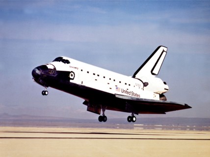 La navette spatiale Discovery se prépare à atterrir sur un lac du désert Mojave.
(3 octobre 1988)