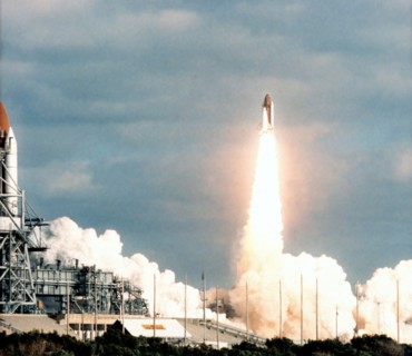 Décollage de la navette spatiale américaine Discovery.
(24 avril 1990)