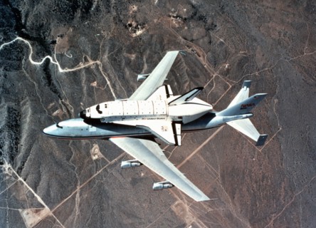 La navette spatiale Challenger est remorquée sur un jumbo jet 747.
(1982)