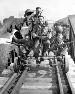 Soldats du génie américain ramenant une draisienne allemande réquisitionnée, à Debra, en Allemagne.
(16 avril 1945)