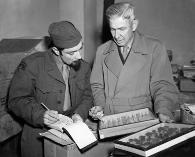 La collection d'insectes d'Erich Wasmann, retrouvée à Berlin. 
 (27 septembre 1945)