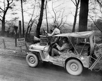 Annonce des règlements alliés aux Allemands à Hunxe, en Allemagne.
 (25 mars 1945)