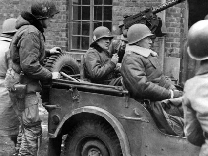 Le Lt. Gen. Patton passe en revue la 101e division aéroportée à Bastogne, en Belgique.
(29 décembre 1944)