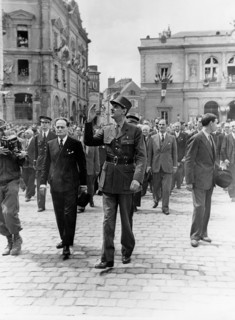 Le général de Gaulle à Laval.
 (Août 1944)
