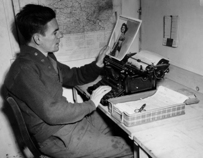 Photo de pin-up pour le journal "Beachhead news".
(Région de Mutzig, 1er décembre 1944)