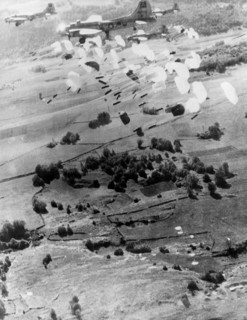 Les B-17 de la 8e U.S. Air Force approvisionnent les hommes du maquis.
 (1944)