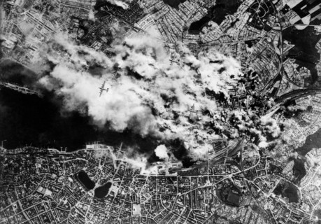 Des B-24 "Liberators" survolent Kiel, en Allemagne.
 (1943)