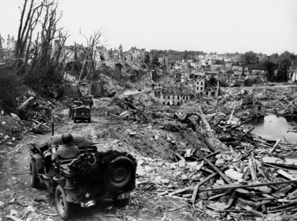 Troupes américaines traversant Saint-Lô.
 (20 juillet 1944)