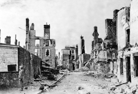 Un soldat américain lit une carte à Mortain. 
(Août 1944)