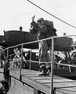 Un soldat américain dit au revoir à la France.
 (3 septembre 1945)