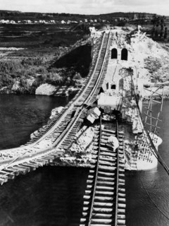 Le pont ferroviaire de Mantes, détruit par la 8e U.S. Air Force, les 28 mai et 8 juillet 1944.