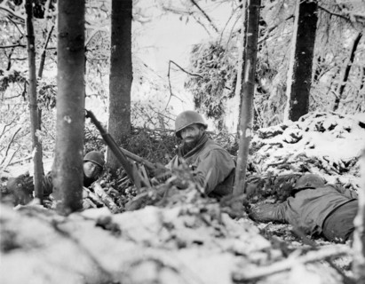 L'infanterie américaine postée  au Luxembourg, dans la neige.
(Début 1945)


(Début 1945)