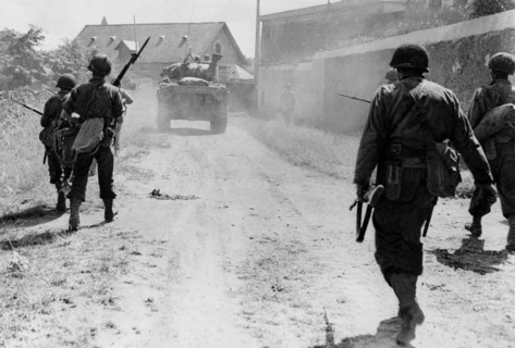 Les troupes américaines avancent vers Angers.
 (Août 1944)
