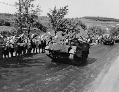A Pilsen, les troupes téchcoslovaques sont accueillies pour leur retour au pays.
(18 mai 1945)