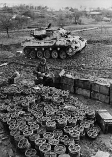 Des mines antichar sont préparées par le génie américain, en allemagne.
 (1945)