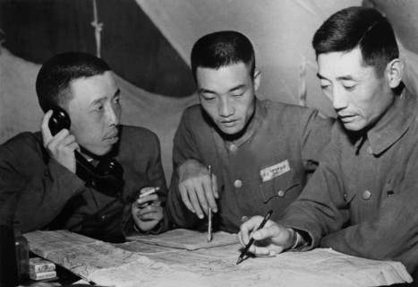 Des généraux chinois discutent de l'offensive près de Tengchung, en Chine.  (1944)