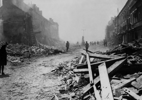 Troupes alliées à Isigny.
(10 juin 1944)