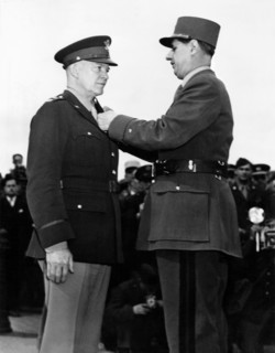 Le général Eisenhower reçoit les honneurs militaires à Paris.
(14 juin 1945)