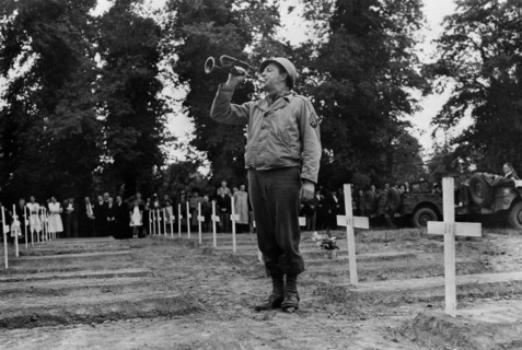 Sonnerie aux morts au cimetière américain de Sainte-Mère-Eglise, en Normandie.
 (Juillet 1944)